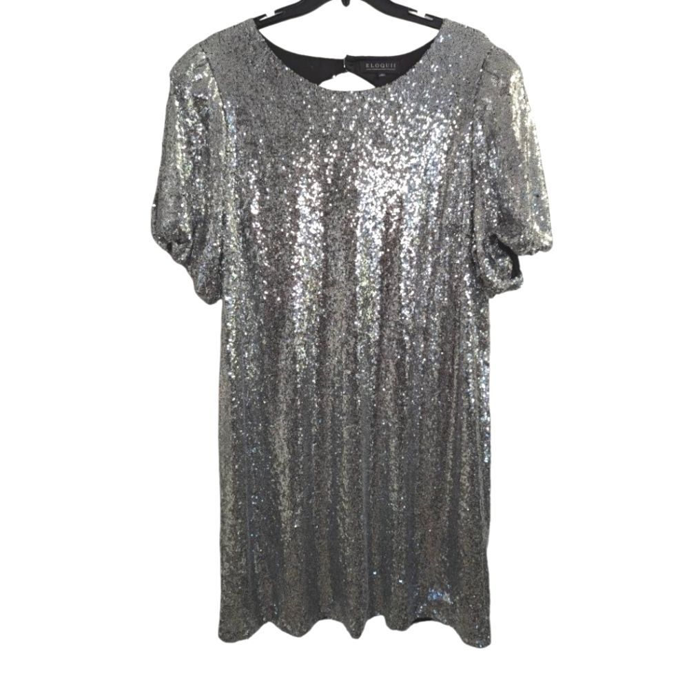 Eloquii womens 28. Fits more like a 26 imo. Has a small “run” along the chest.